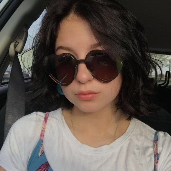 Hi, I’m Izzy!! 🌈 - Picture 1 of 3